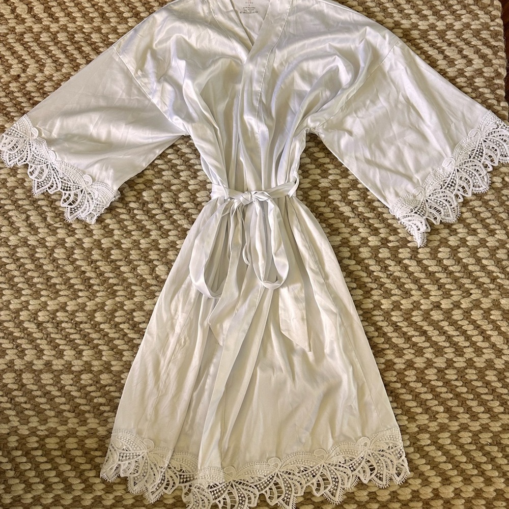 Elegant White Lace Trim Robe